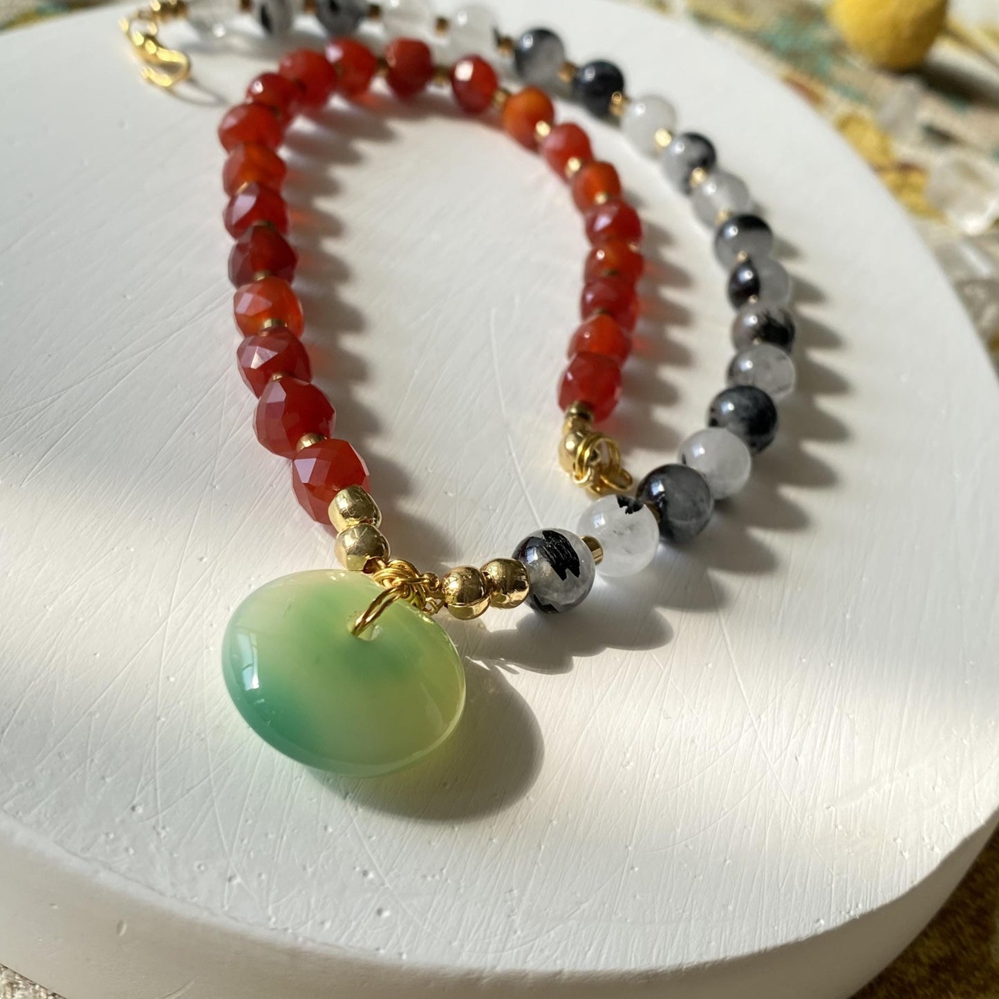 Statement Halskette mit grünem Achat Anhänger · Zweifarbige Edelstein Halskette aus Karneol & Rutilquarz · Handgemachter Choker