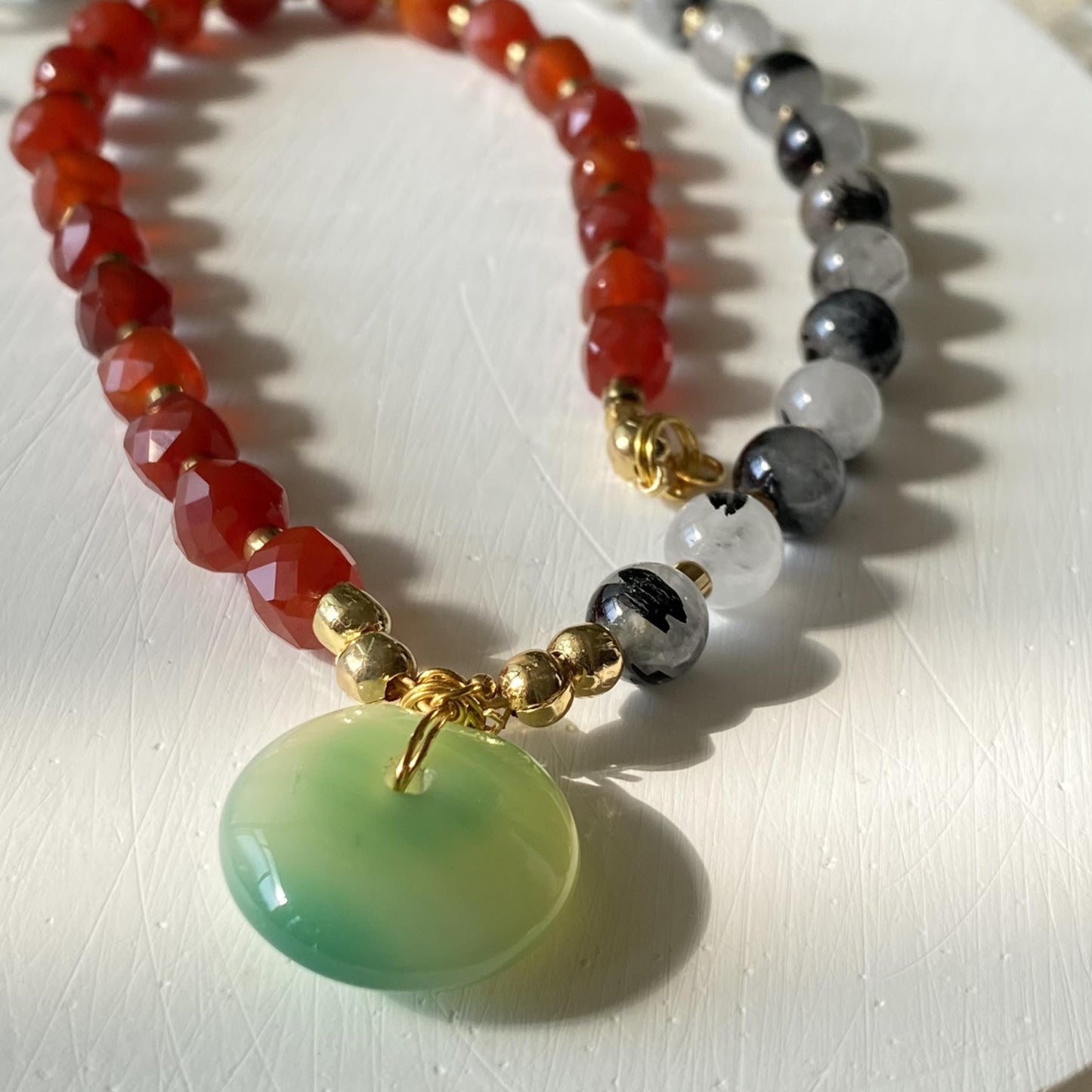Statement Halskette mit grünem Achat Anhänger · Zweifarbige Edelstein Halskette aus Karneol & Rutilquarz · Handgemachter Choker