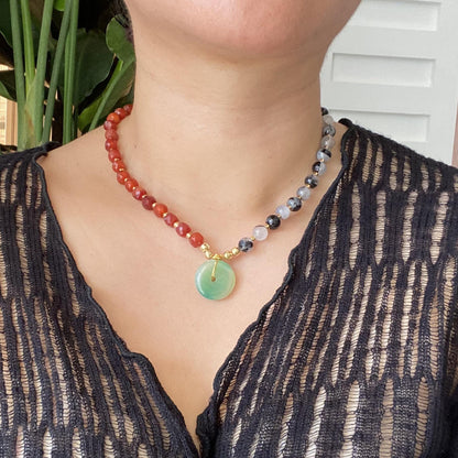 Statement Halskette mit grünem Achat Anhänger · Zweifarbige Edelstein Halskette aus Karneol & Rutilquarz · Handgemachter Choker