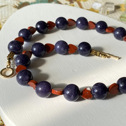Boho Statement Halskette mit blauen Sodalith Perlen und roten Jaspis Herzen, handgefertigte Choker Kette, romantisches Geschenk für sie