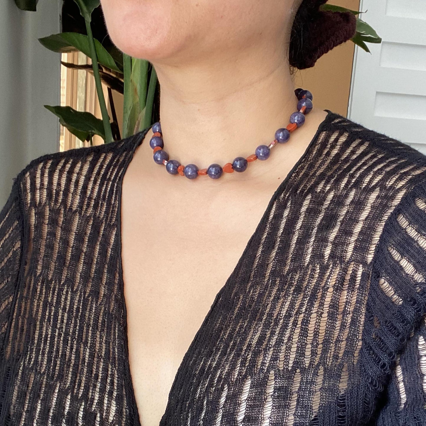 Boho Statement Halskette mit blauen Sodalith Perlen und roten Jaspis Herzen, handgefertigte Choker Kette, romantisches Geschenk für sie