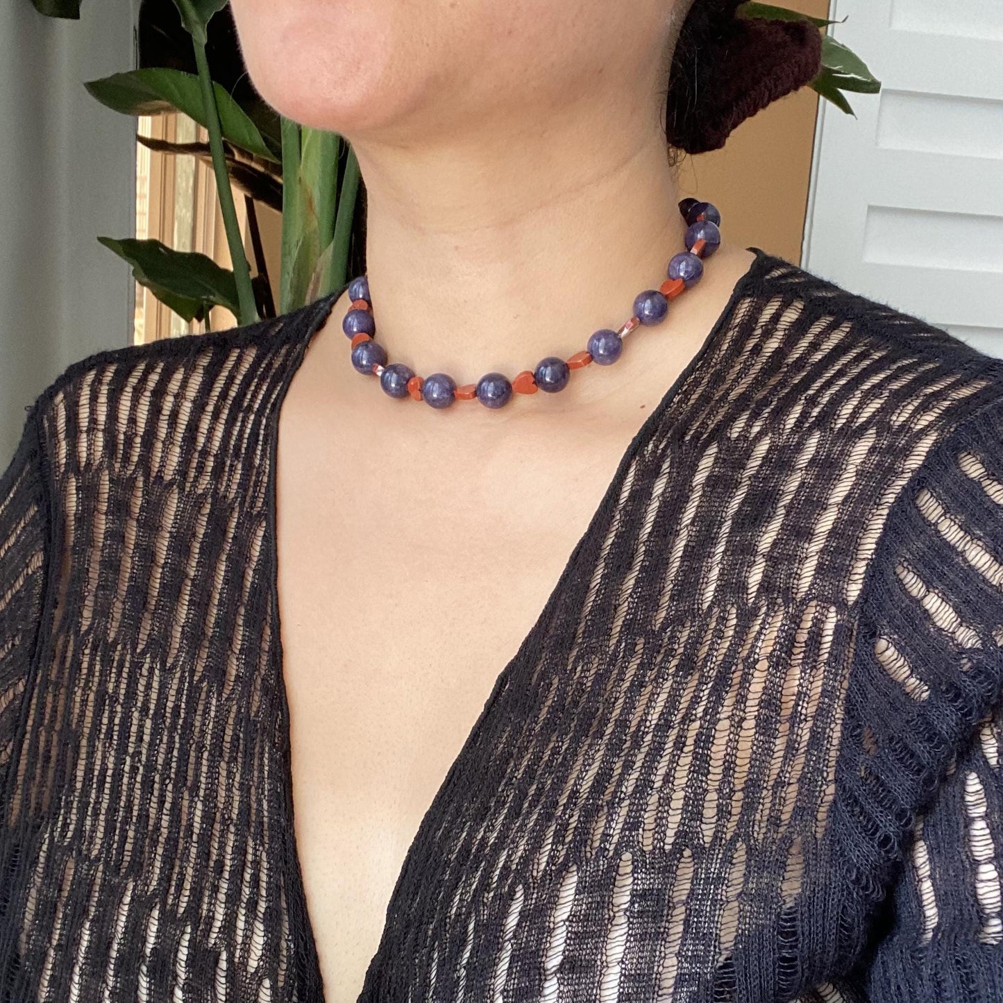 Boho Statement Halskette mit blauen Sodalith Perlen und roten Jaspis Herzen, handgefertigte Choker Kette, romantisches Geschenk für sie