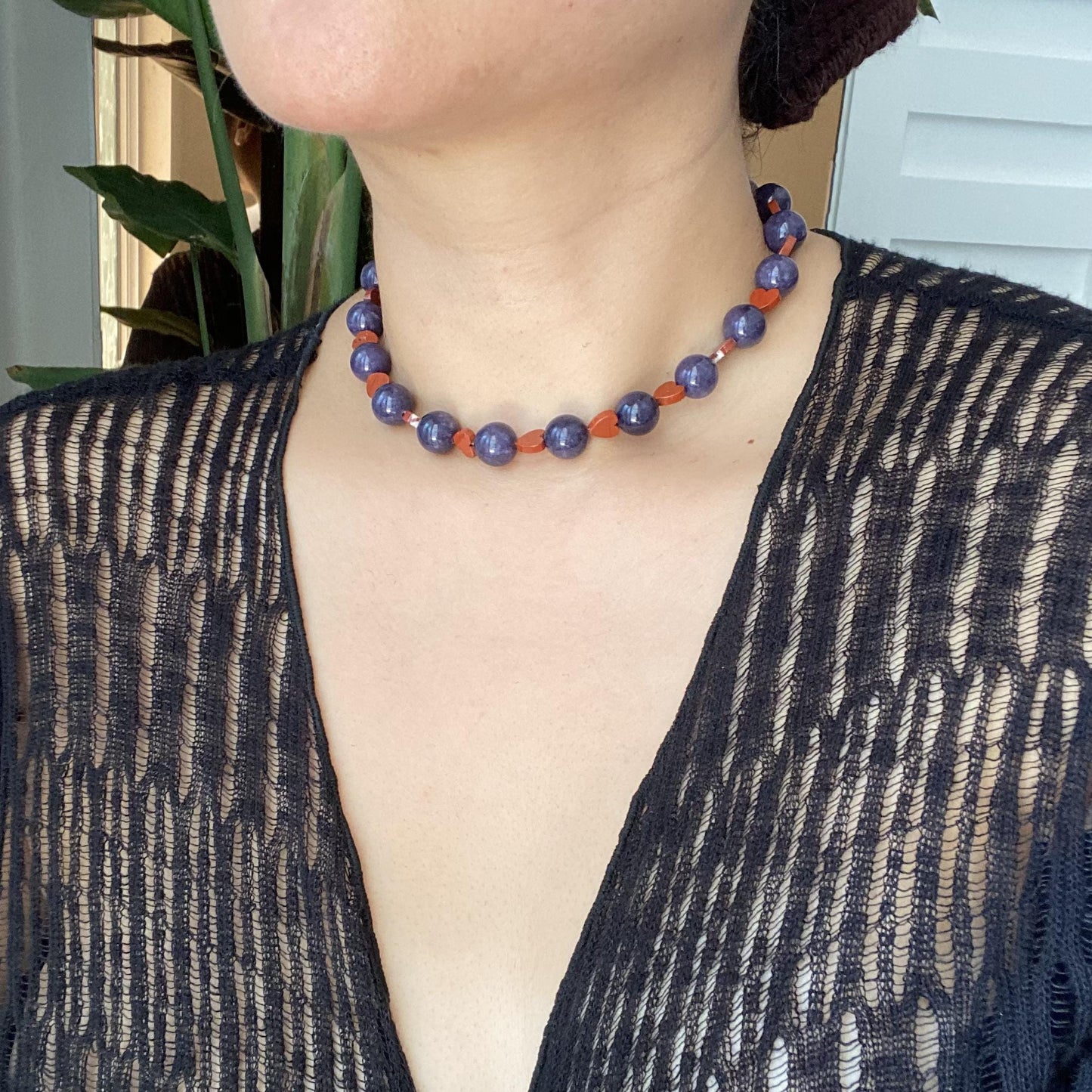 Boho Statement Halskette mit blauen Sodalith Perlen und roten Jaspis Herzen, handgefertigte Choker Kette, romantisches Geschenk für sie