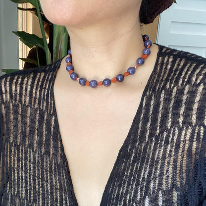 Boho Statement Halskette mit blauen Sodalith Perlen und roten Jaspis Herzen, handgefertigte Choker Kette, romantisches Geschenk für sie