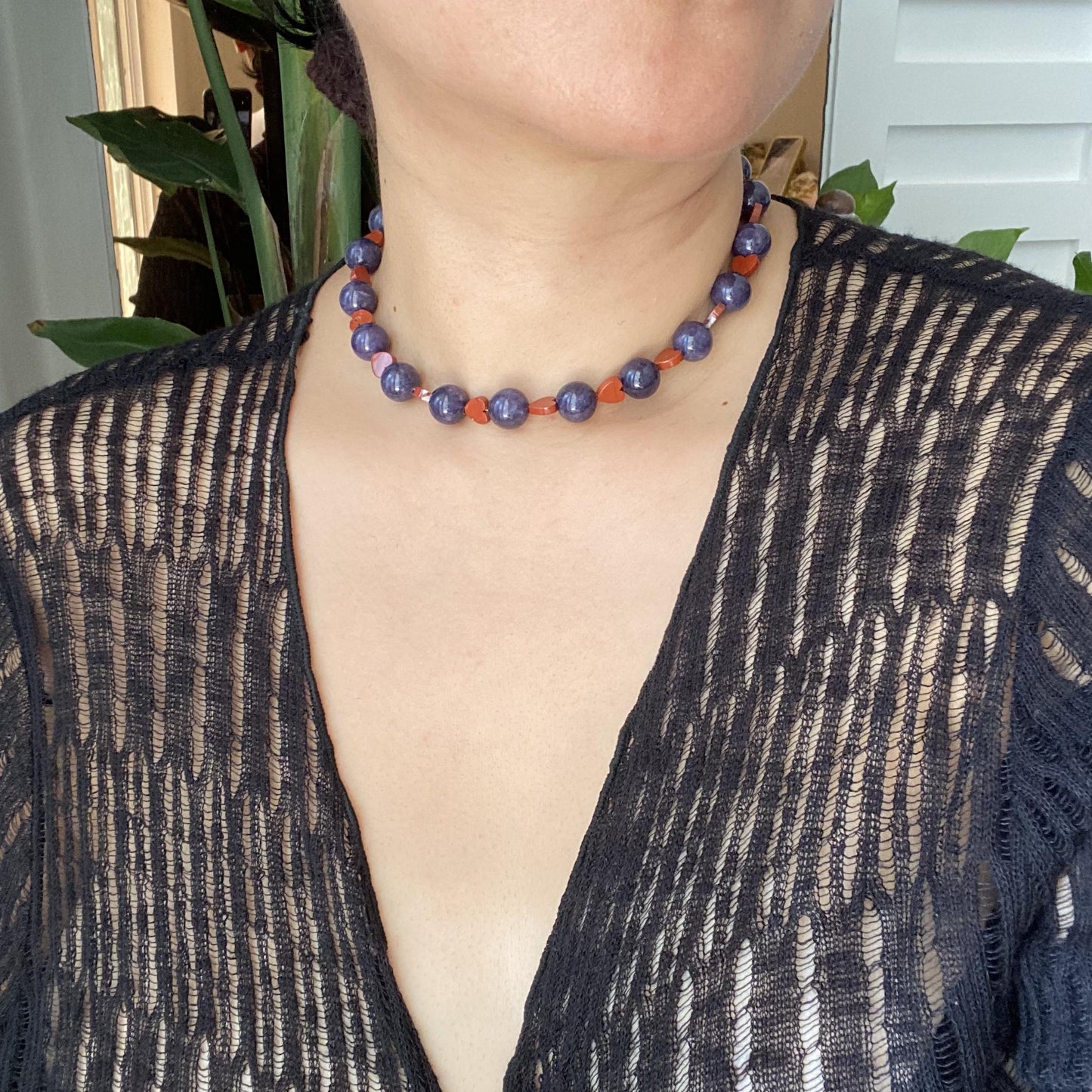 Boho Statement Halskette mit blauen Sodalith Perlen und roten Jaspis Herzen, handgefertigte Choker Kette, romantisches Geschenk für sie