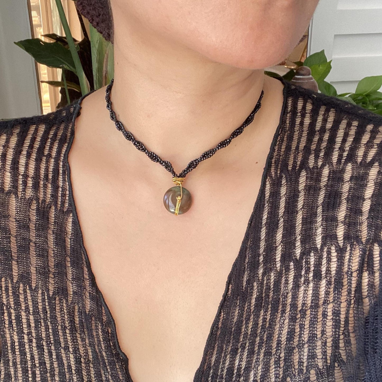Handgefertigte Boho Halskette mit schwarzem Spinell Geflecht und braunem Achat Donut Anhänger, Statement Choker Schmuck Geschenk für Frauen