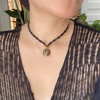 Handgefertigte Boho Halskette mit schwarzem Spinell Geflecht und braunem Achat Donut Anhänger, Statement Choker Schmuck Geschenk für Frauen
