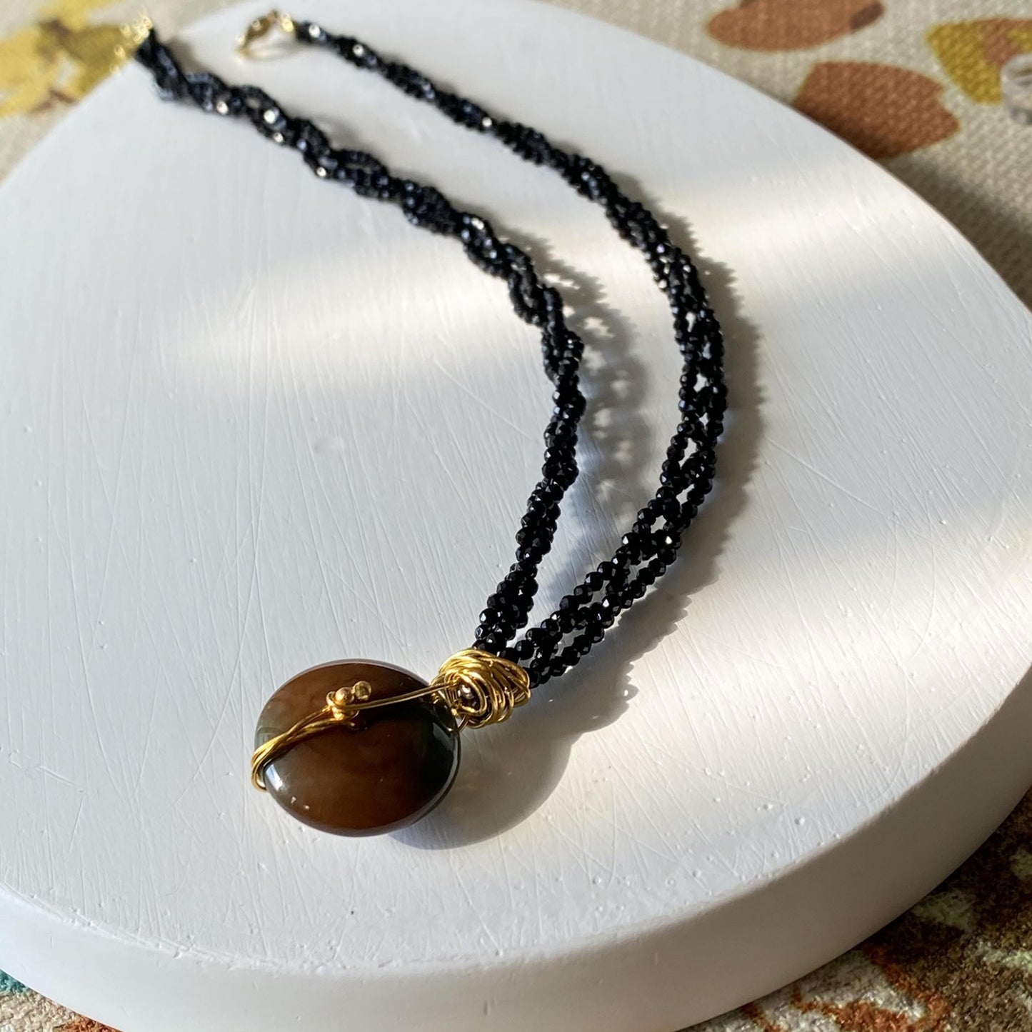 Handgefertigte Boho Halskette mit schwarzem Spinell Geflecht und braunem Achat Donut Anhänger, Statement Choker Schmuck Geschenk für Frauen