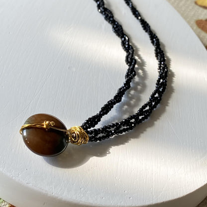 Handgefertigte Boho Halskette mit schwarzem Spinell Geflecht und braunem Achat Donut Anhänger, Statement Choker Schmuck Geschenk für Frauen