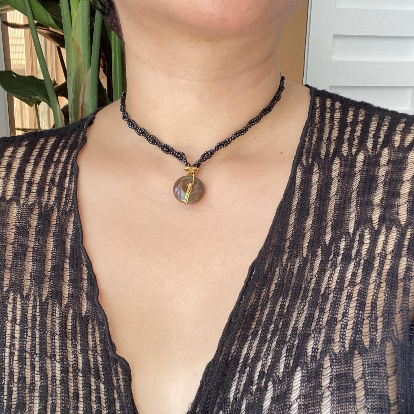 Handgefertigte Boho Halskette mit schwarzem Spinell Geflecht und braunem Achat Donut Anhänger, Statement Choker Schmuck Geschenk für Frauen