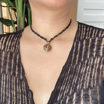 Handgefertigte Boho Halskette mit schwarzem Spinell Geflecht und braunem Achat Donut Anhänger, Statement Choker Schmuck Geschenk für Frauen