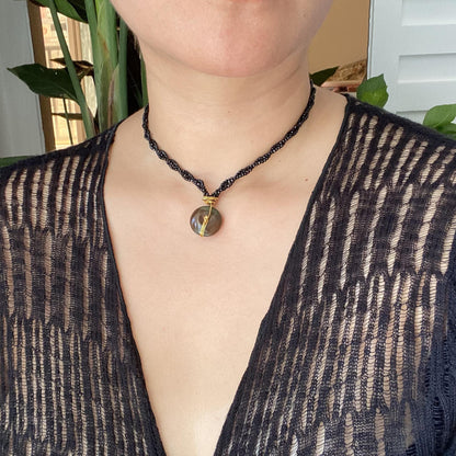 Handgefertigte Boho Halskette mit schwarzem Spinell Geflecht und braunem Achat Donut Anhänger, Statement Choker Schmuck Geschenk für Frauen