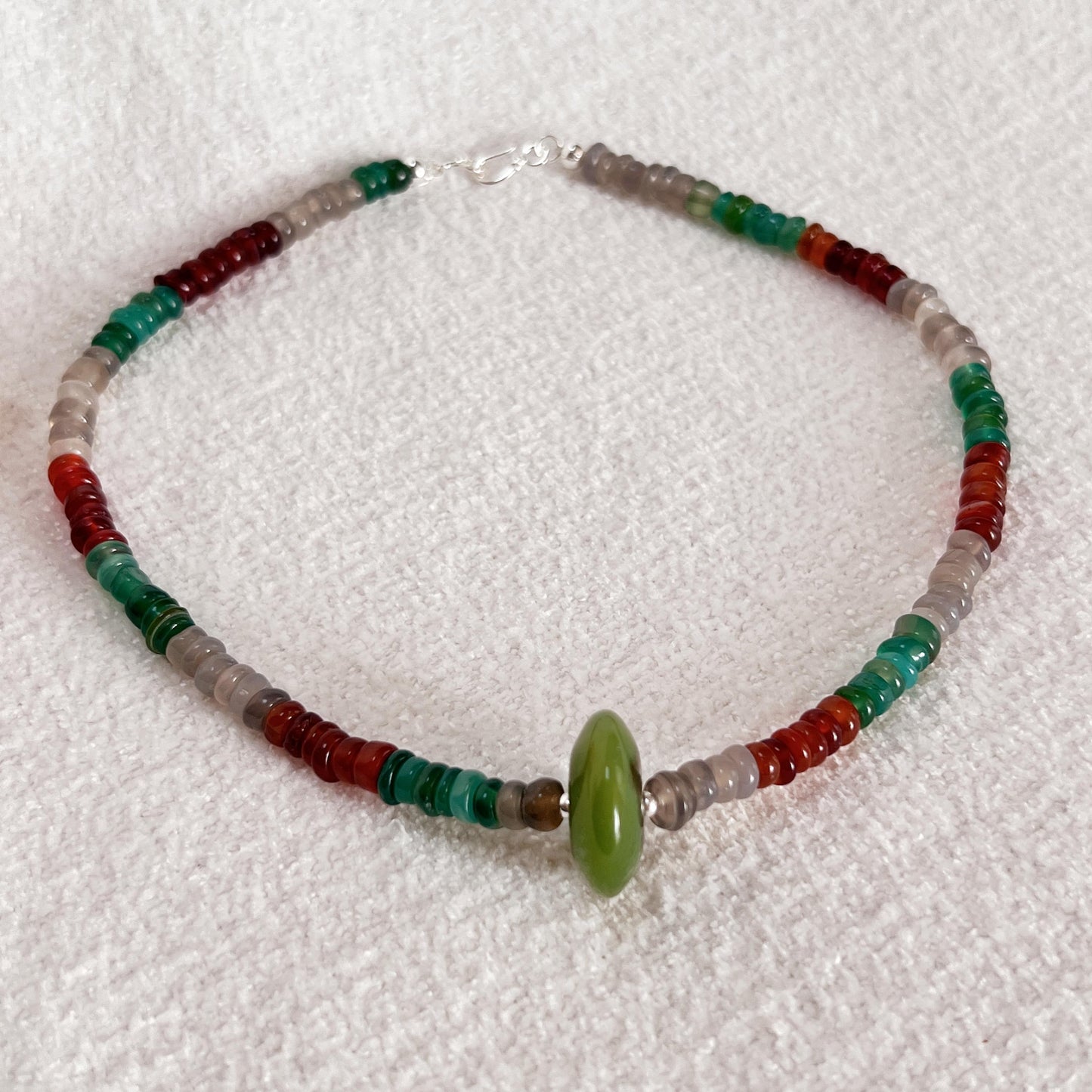 Handgefertigte bunte Achat Halskette mit grünem Anhänger, Naturstein Choker mit 925 Silber Verschluss, Boho Schmuck Geschenk für Frauen