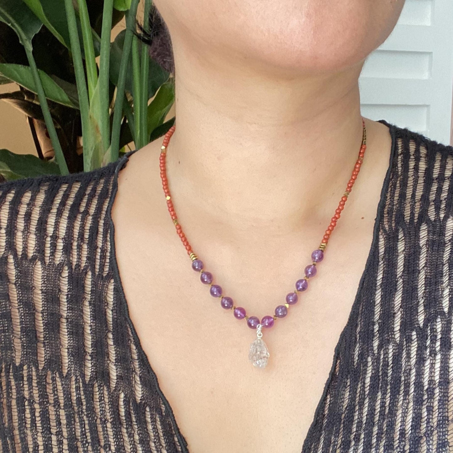 Handgefertigte Edelstein Halskette mit rotem Achat, Amethyst und natürlichem Kristallanhänger, Boho Choker Geschenk für Frauen