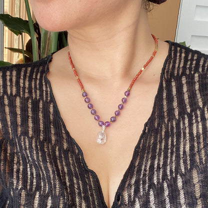 Handgefertigte Edelstein Halskette mit rotem Achat, Amethyst und natürlichem Kristallanhänger, Boho Choker Geschenk für Frauen