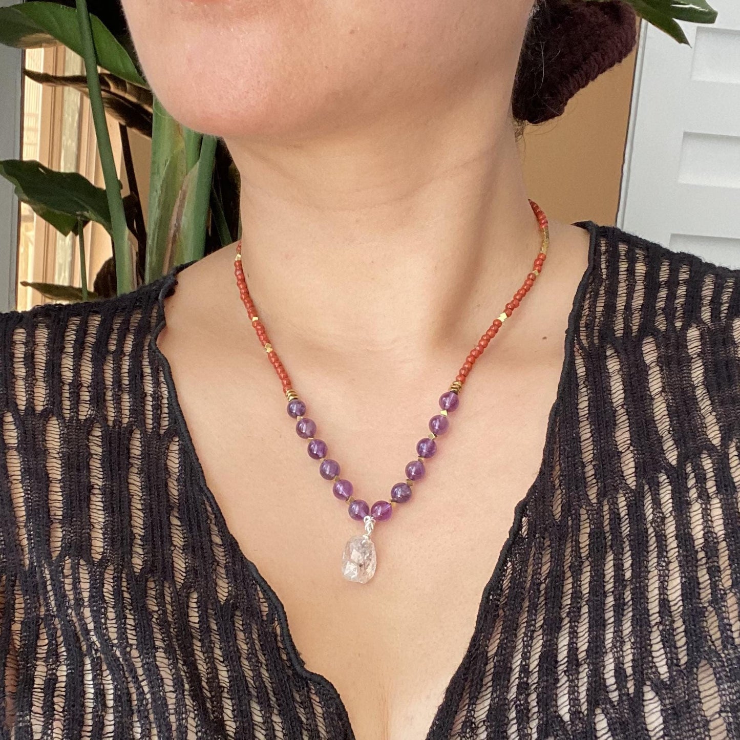 Handgefertigte Edelstein Halskette mit rotem Achat, Amethyst und natürlichem Kristallanhänger, Boho Choker Geschenk für Frauen