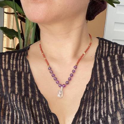 Handgefertigte Edelstein Halskette mit rotem Achat, Amethyst und natürlichem Kristallanhänger, Boho Choker Geschenk für Frauen
