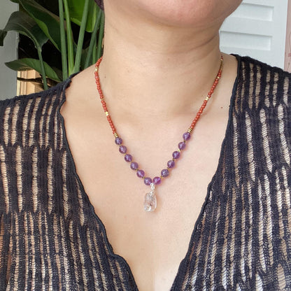 Handgefertigte Edelstein Halskette mit rotem Achat, Amethyst und natürlichem Kristallanhänger, Boho Choker Geschenk für Frauen