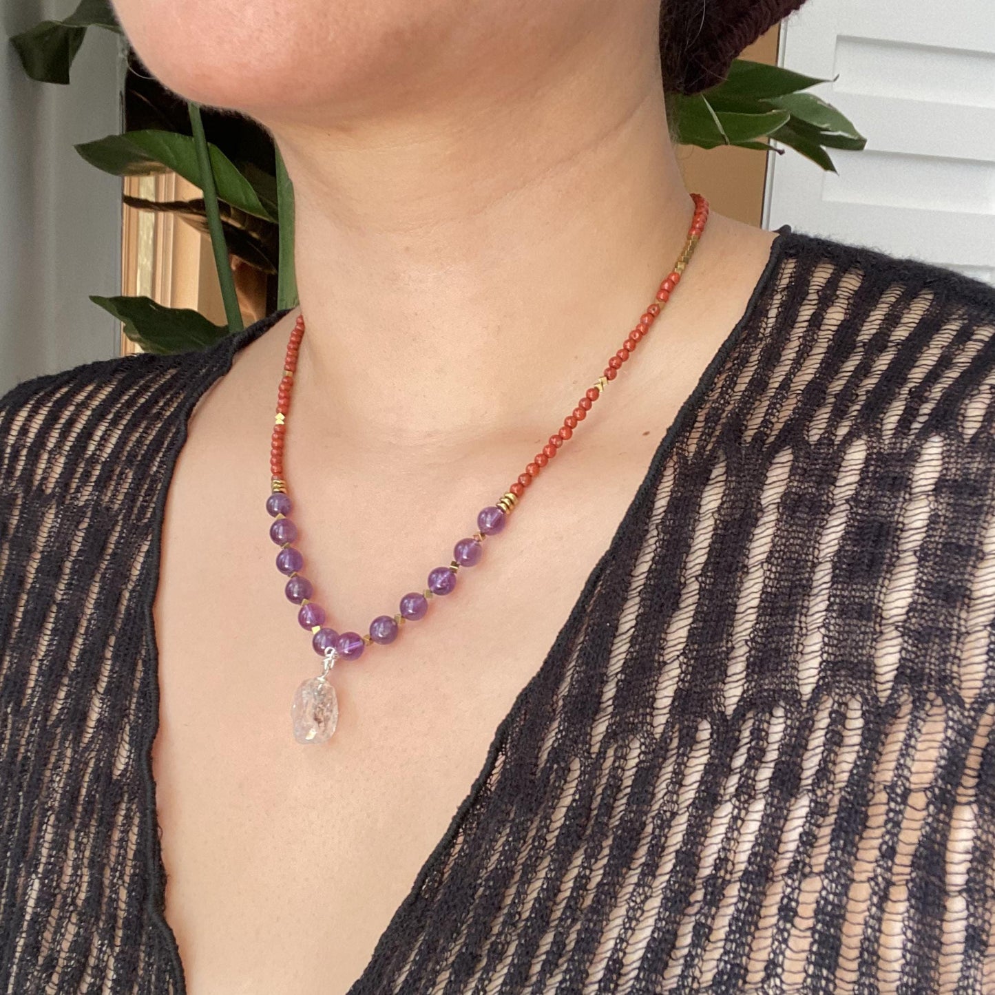 Handgefertigte Edelstein Halskette mit rotem Achat, Amethyst und natürlichem Kristallanhänger, Boho Choker Geschenk für Frauen