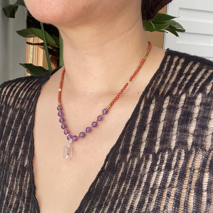 Handgefertigte Edelstein Halskette mit rotem Achat, Amethyst und natürlichem Kristallanhänger, Boho Choker Geschenk für Frauen