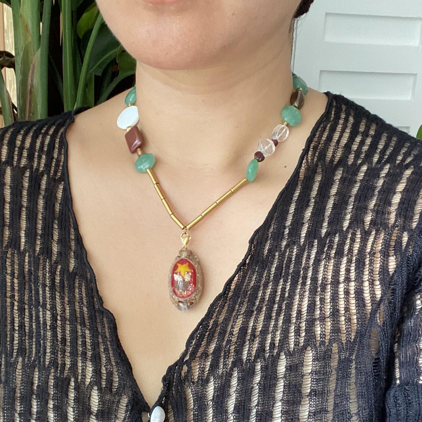 Handgefertigte Edelstein Halskette mit Aventurin, Achat, Rauchquarz, Kristall und Perlmutt, Boho Statement Kette mit Muschel Anhänger