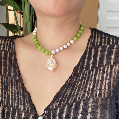 Handgefertigte bunte Perlenkette mit Muschelanhänger, Boho Choker, Sommer Statement Schmuck, Geschenk für Frauen