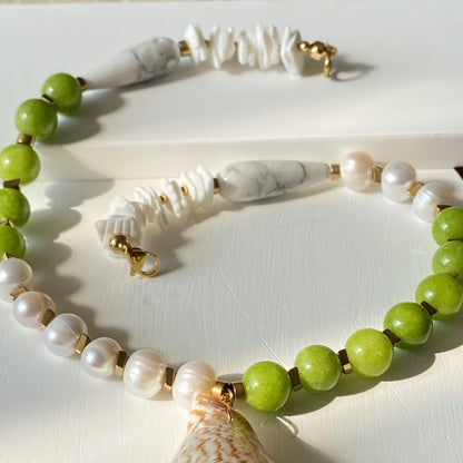 Handgefertigte bunte Perlenkette mit Muschelanhänger, Boho Choker, Sommer Statement Schmuck, Geschenk für Frauen