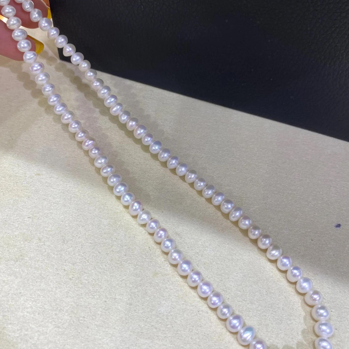 Weiße Süßwasserperlen Kette, handgefertigt mit glänzenden rundlichen Perlen, DIY Schmuckperlen, eine Unikat-Perlenstrang für Bastler