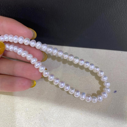 Weiße Süßwasserperlen Kette, handgefertigt mit glänzenden rundlichen Perlen, DIY Schmuckperlen, eine Unikat-Perlenstrang für Bastler