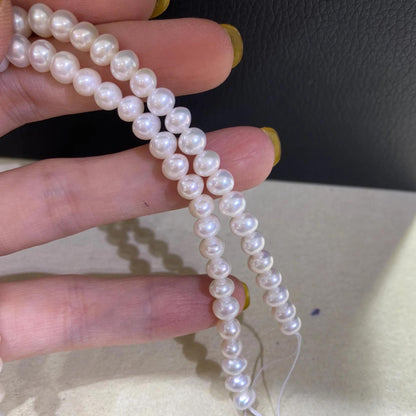 Weiße Süßwasserperlen Kette, handgefertigt mit glänzenden rundlichen Perlen, DIY Schmuckperlen, eine Unikat-Perlenstrang für Bastler