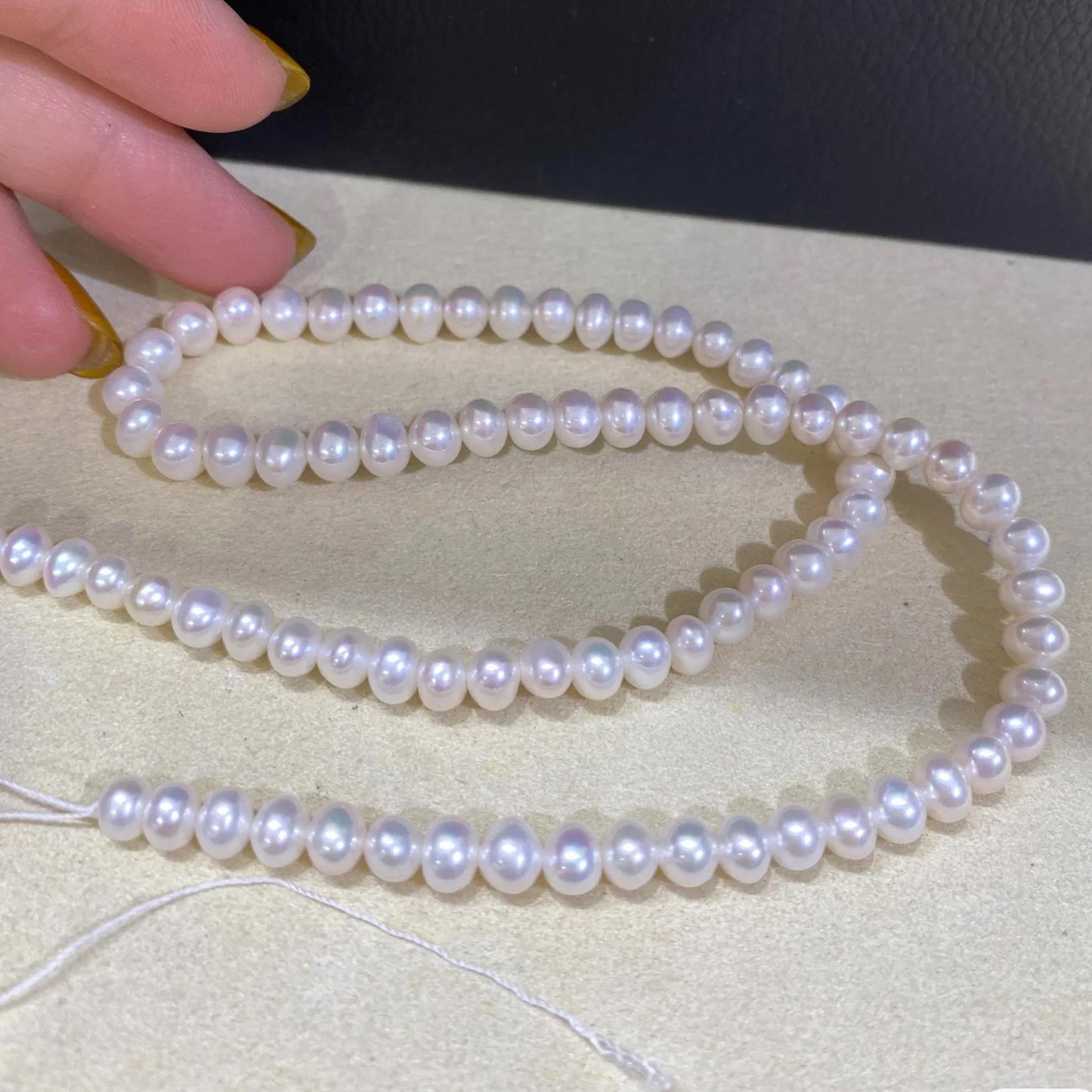 Weiße Süßwasserperlen Kette, handgefertigt mit glänzenden rundlichen Perlen, DIY Schmuckperlen, eine Unikat-Perlenstrang für Bastler