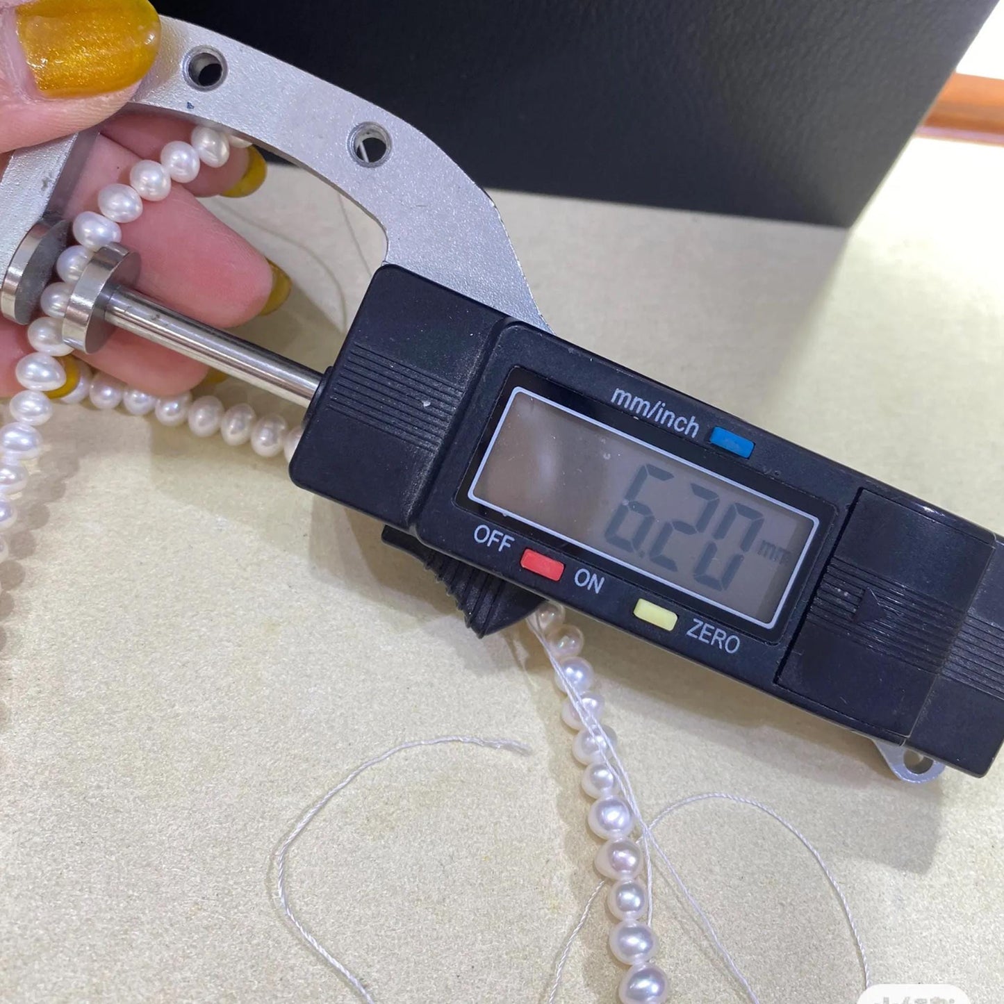 Weiße Süßwasserperlen Kette, handgefertigt mit glänzenden rundlichen Perlen, DIY Schmuckperlen, eine Unikat-Perlenstrang für Bastler