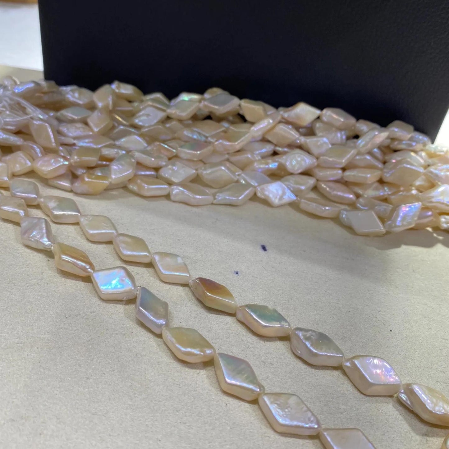 Natur Muschelperlen Strang in Diamantform, handgefertigte Perlmutt Beads, pastell Apricot, flach, für Boho Schmuck, große Kite Perlen