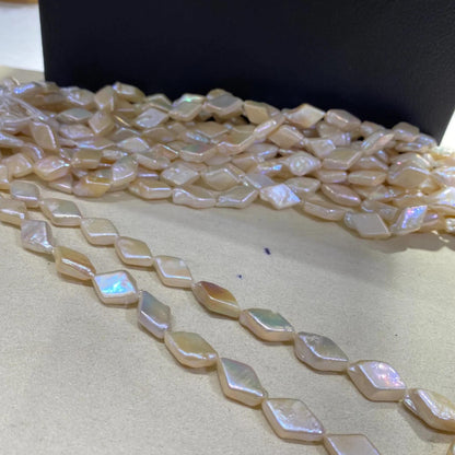 Natur Muschelperlen Strang in Diamantform, handgefertigte Perlmutt Beads, pastell Apricot, flach, für Boho Schmuck, große Kite Perlen