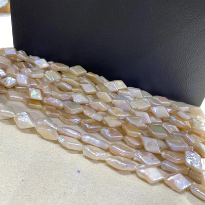 Natur Muschelperlen Strang in Diamantform, handgefertigte Perlmutt Beads, pastell Apricot, flach, für Boho Schmuck, große Kite Perlen