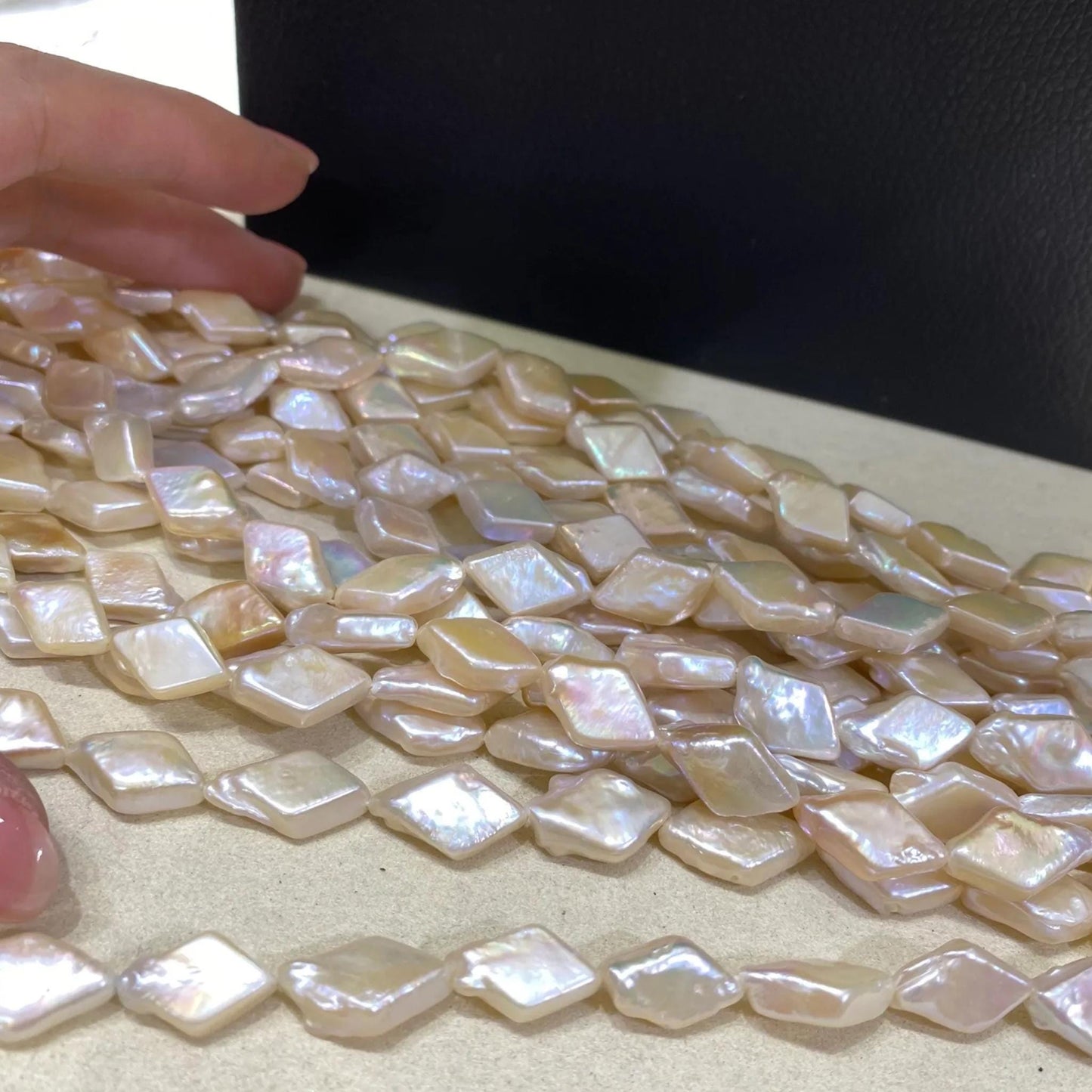 Natur Muschelperlen Strang in Diamantform, handgefertigte Perlmutt Beads, pastell Apricot, flach, für Boho Schmuck, große Kite Perlen