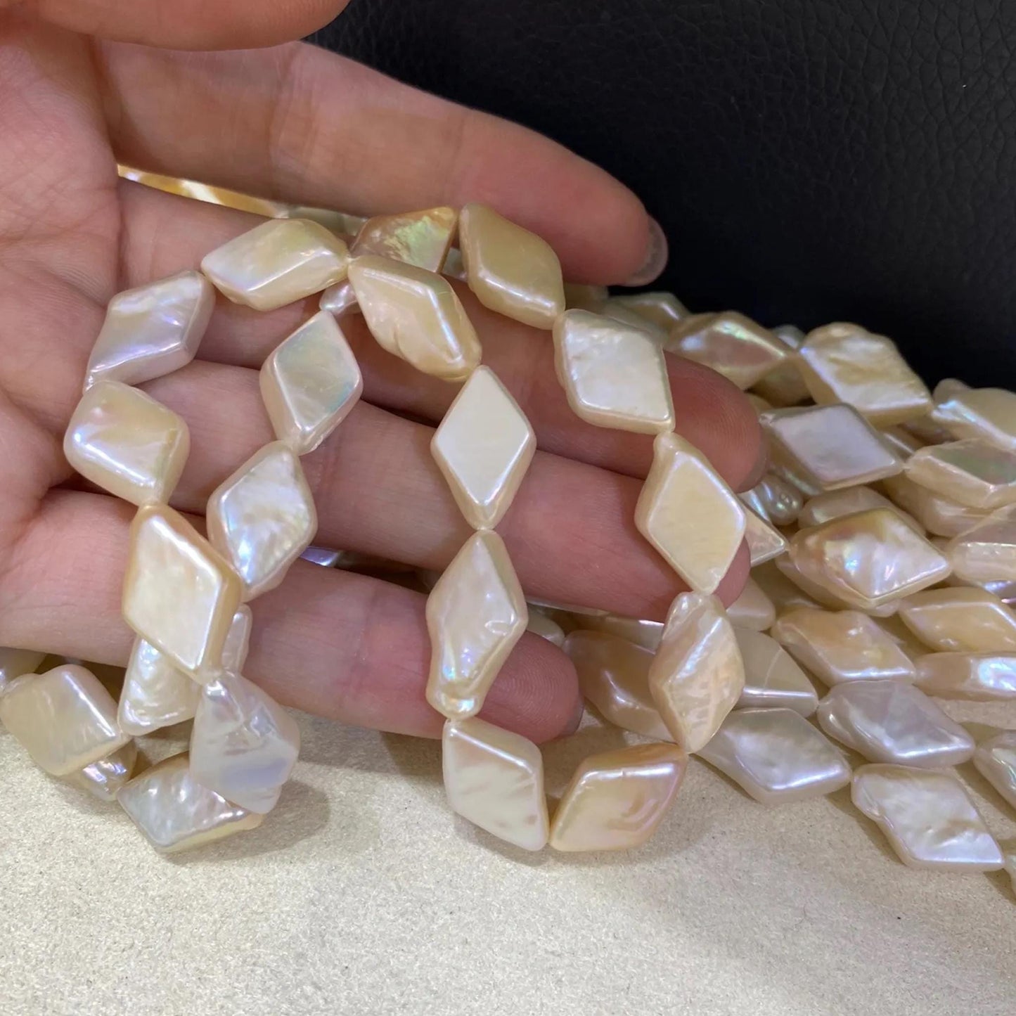 Natur Muschelperlen Strang in Diamantform, handgefertigte Perlmutt Beads, pastell Apricot, flach, für Boho Schmuck, große Kite Perlen