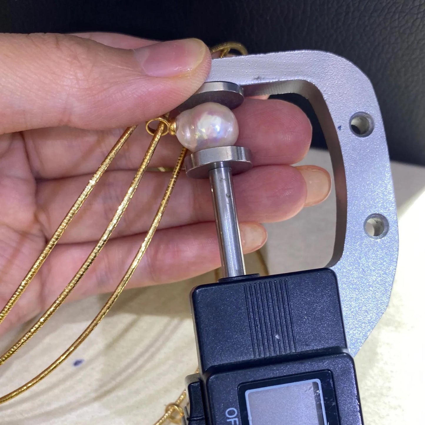 Handgemachte Kette mit Barock Süßwasserperle und goldener Schlangenkette, Einzelne große Perlenanhänger, Minimalistisches Schmuckgeschenk