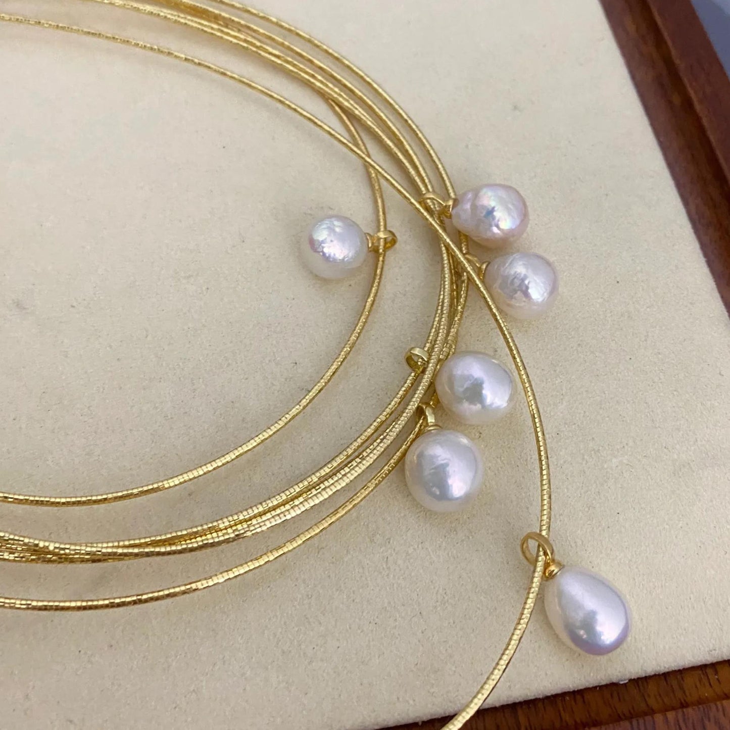 Handgemachte Kette mit Barock Süßwasserperle und goldener Schlangenkette, Einzelne große Perlenanhänger, Minimalistisches Schmuckgeschenk