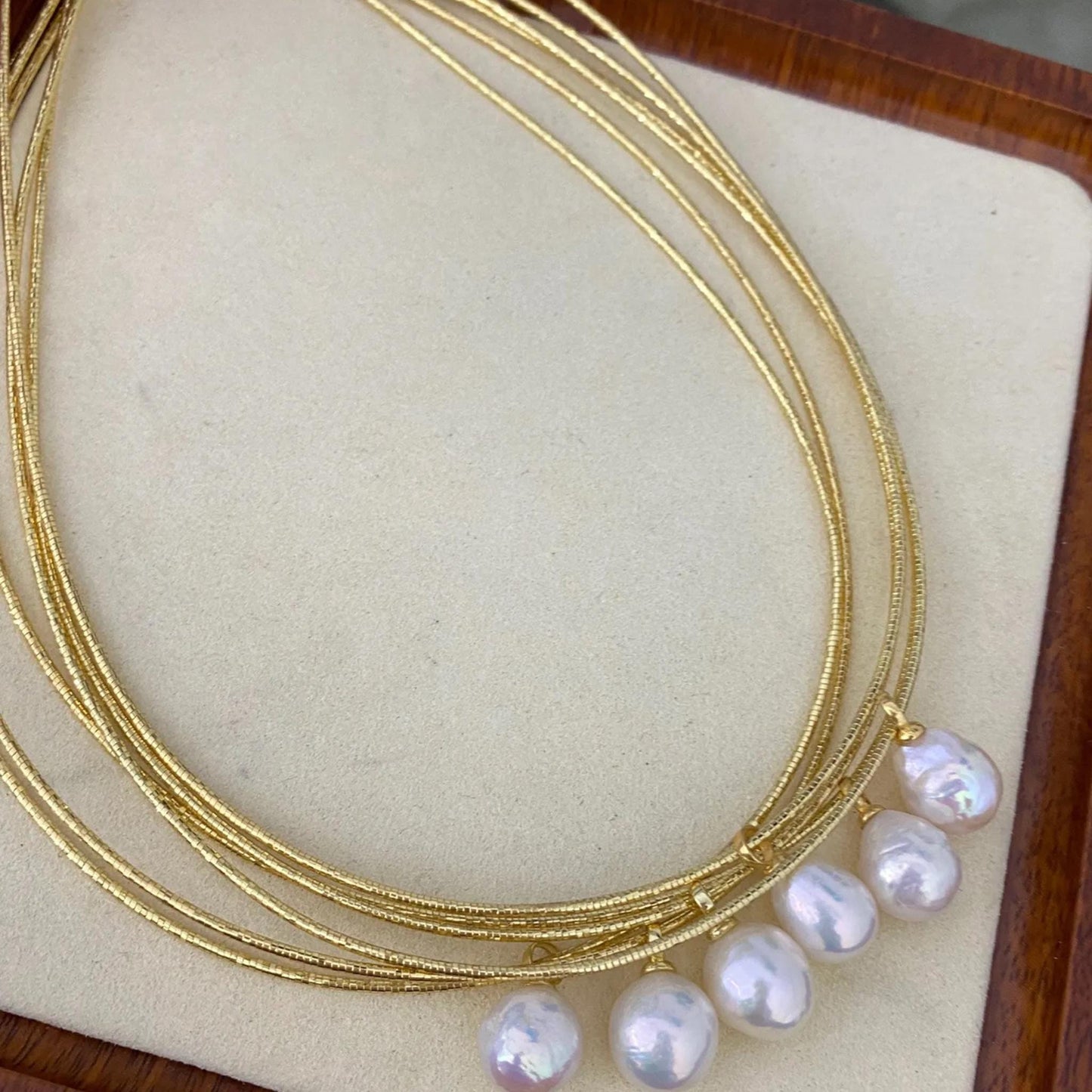 Handgemachte Kette mit Barock Süßwasserperle und goldener Schlangenkette, Einzelne große Perlenanhänger, Minimalistisches Schmuckgeschenk