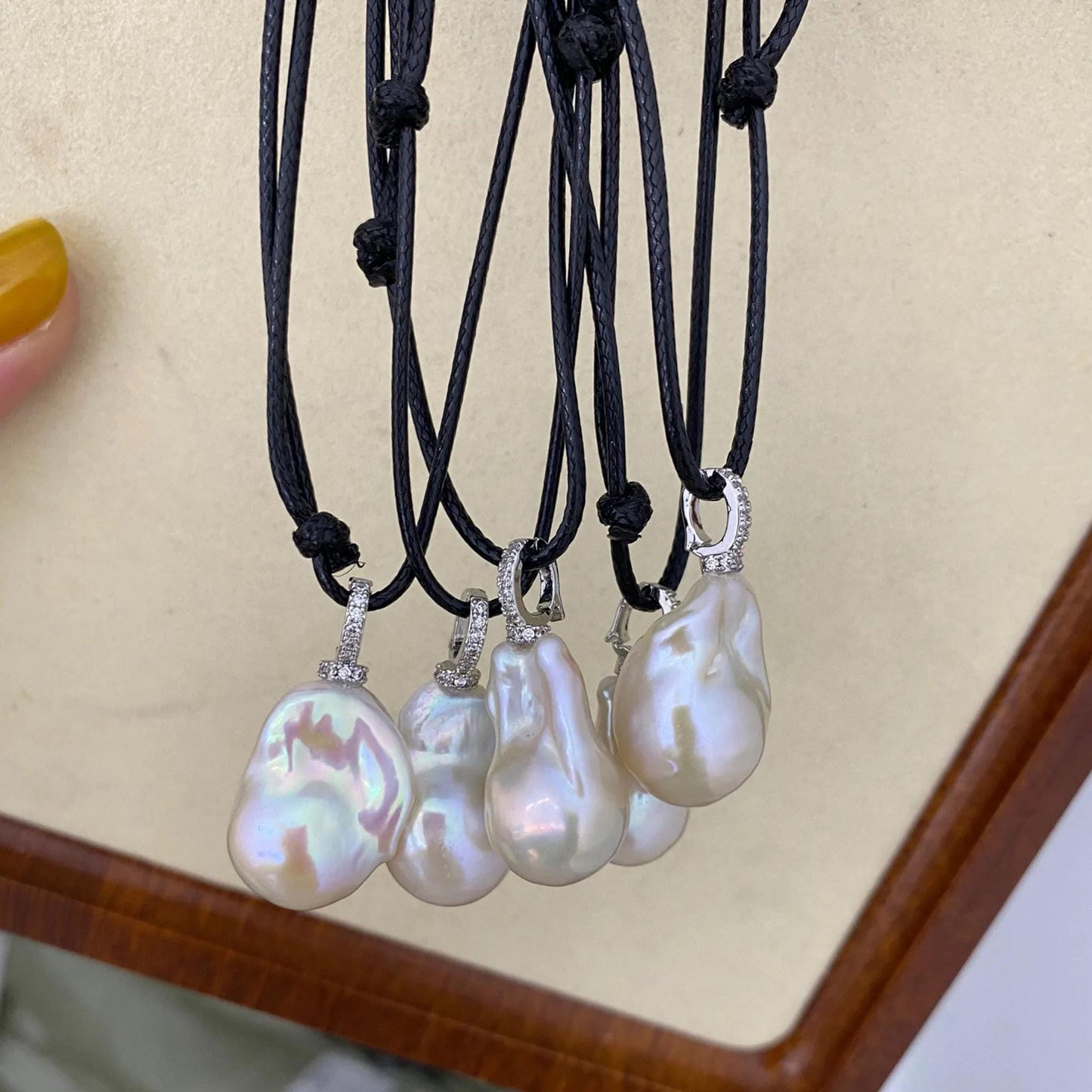 Handgemachte Halskette mit großer Barock Süßwasserperle an verstellbarem schwarzem Band, Natürlicher Anhänger, Boho Schmuck Geschenk