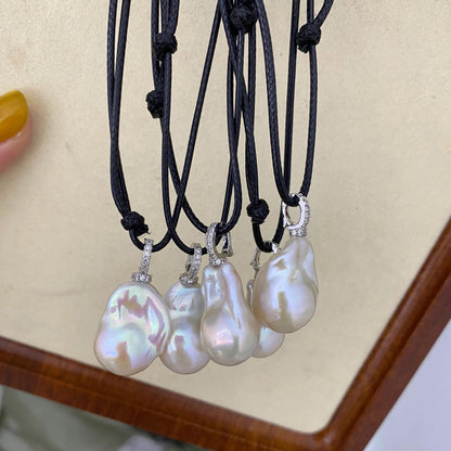Handgemachte Halskette mit großer Barock Süßwasserperle an verstellbarem schwarzem Band, Natürlicher Anhänger, Boho Schmuck Geschenk