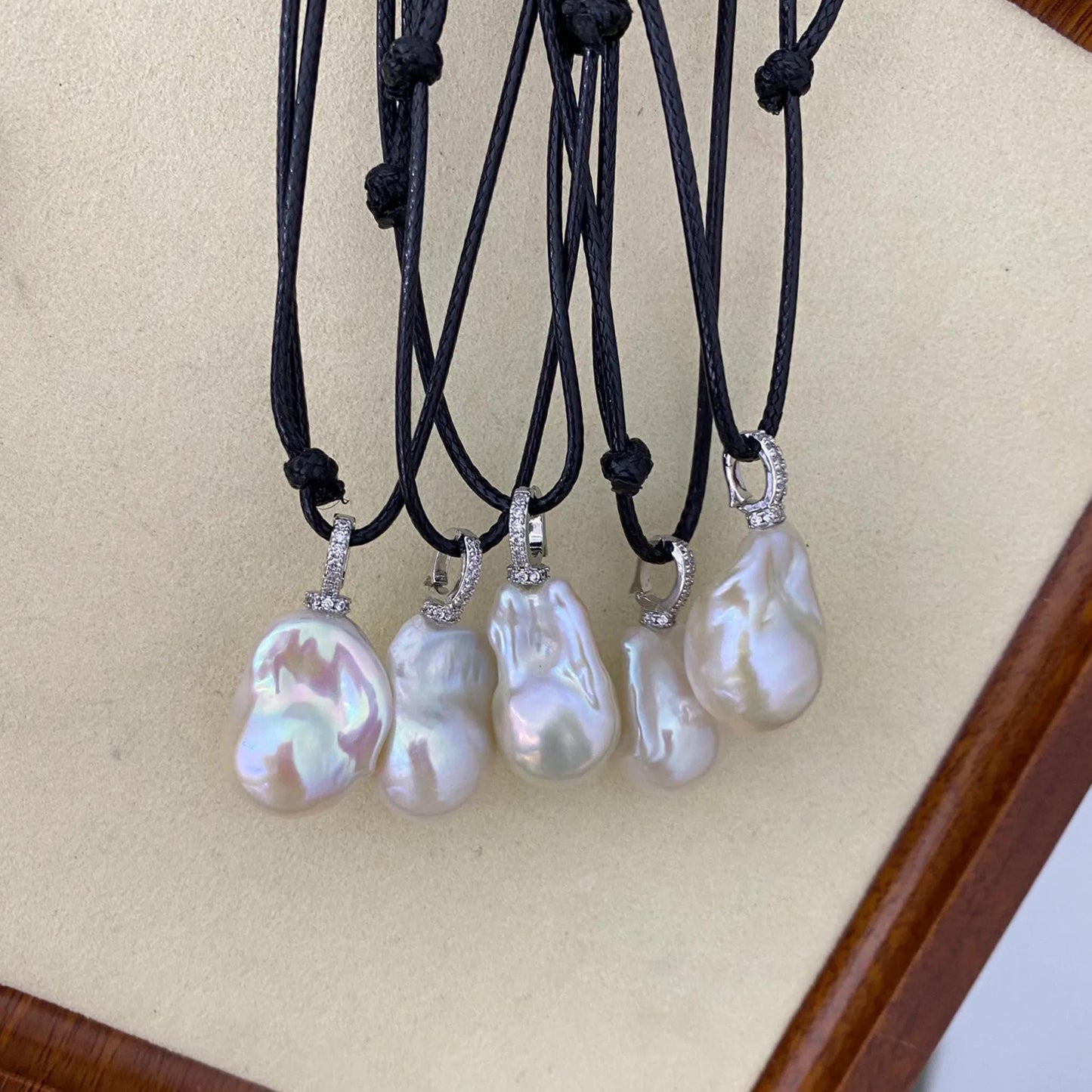 Handgemachte Halskette mit großer Barock Süßwasserperle an verstellbarem schwarzem Band, Natürlicher Anhänger, Boho Schmuck Geschenk