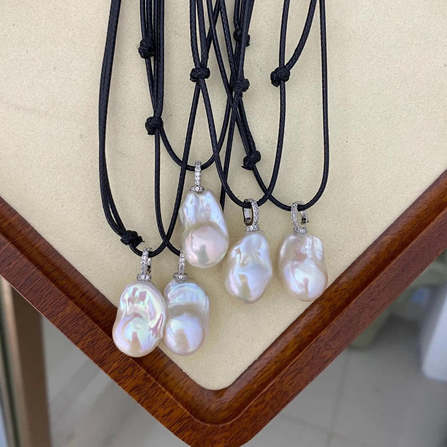 Handgemachte Halskette mit großer Barock Süßwasserperle an verstellbarem schwarzem Band, Natürlicher Anhänger, Boho Schmuck Geschenk