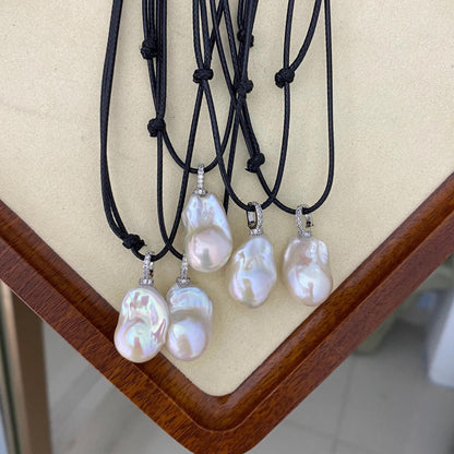 Handgemachte Halskette mit großer Barock Süßwasserperle an verstellbarem schwarzem Band, Natürlicher Anhänger, Boho Schmuck Geschenk