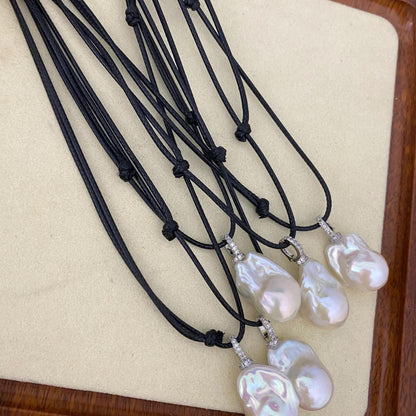 Handgemachte Halskette mit großer Barock Süßwasserperle an verstellbarem schwarzem Band, Natürlicher Anhänger, Boho Schmuck Geschenk