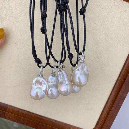 Handgemachte Halskette mit großer Barock Süßwasserperle an verstellbarem schwarzem Band, Natürlicher Anhänger, Boho Schmuck Geschenk