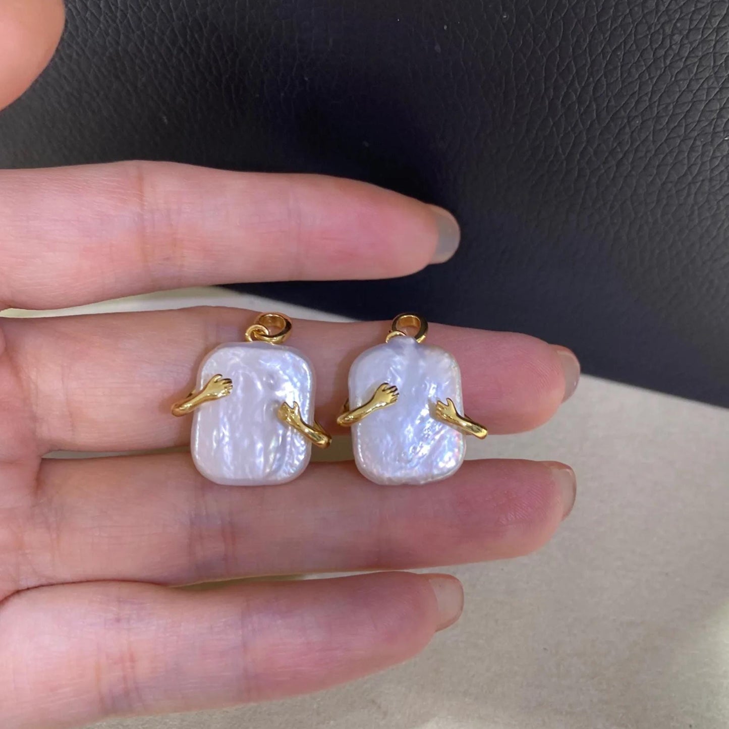 Handgemachter Barock Perlen Anhänger, Unregelmäßige Quadratische Süßwasserperle mit Gold Hug Design, Einzigartiger Schmuck Charm DIY