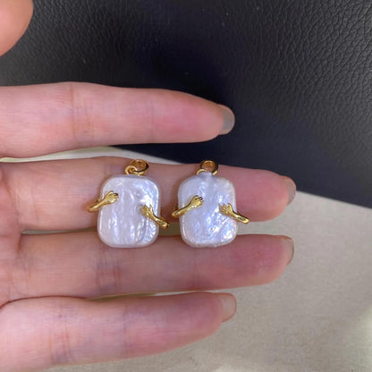 Handgemachter Barock Perlen Anhänger, Unregelmäßige Quadratische Süßwasserperle mit Gold Hug Design, Einzigartiger Schmuck Charm DIY