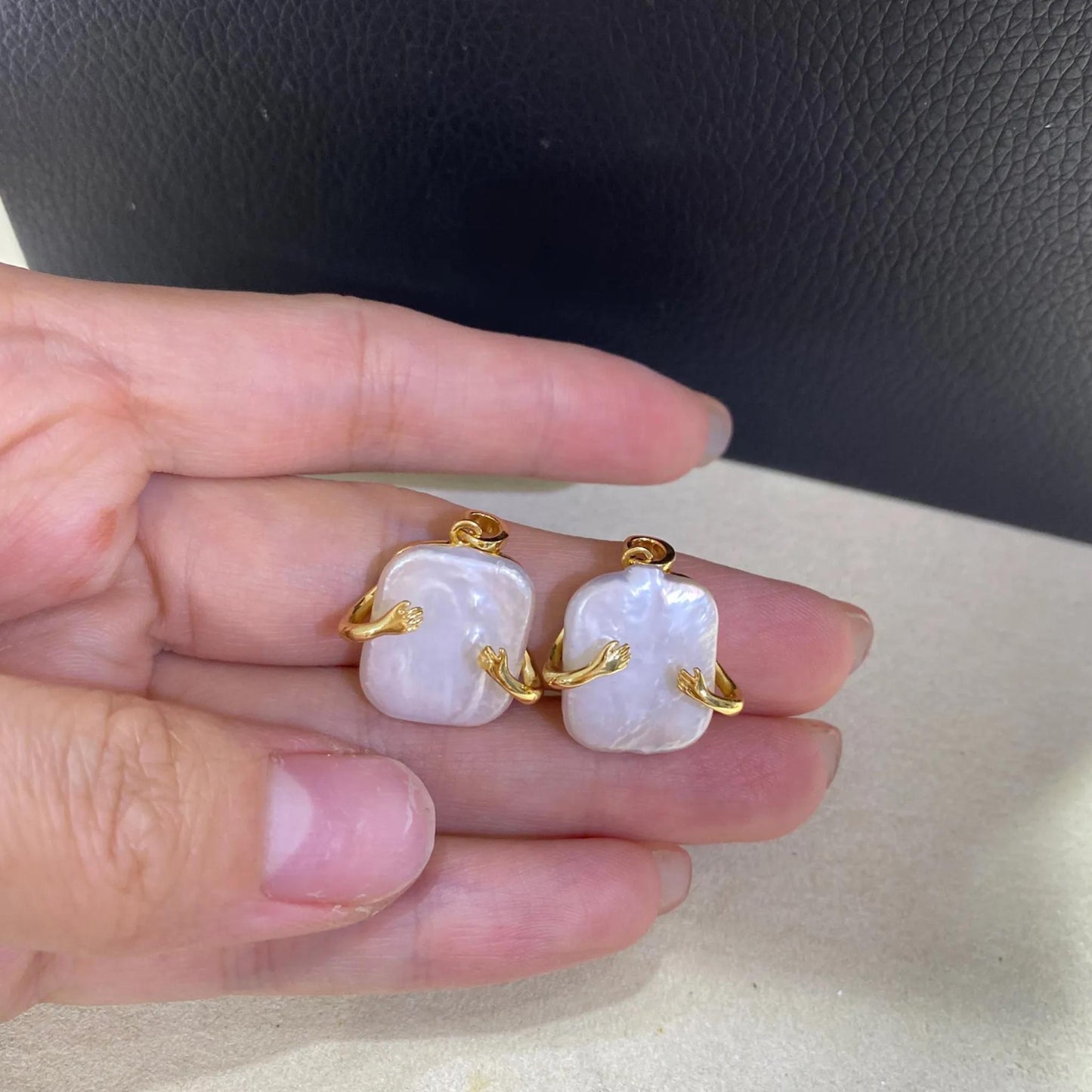 Handgemachter Barock Perlen Anhänger, Unregelmäßige Quadratische Süßwasserperle mit Gold Hug Design, Einzigartiger Schmuck Charm DIY